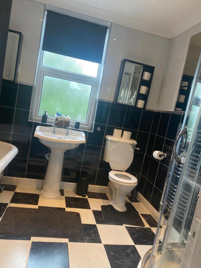 Ferienwohnung Quigley Buildings - Stylish Entire 2 Bed House Sleeps 5 Wigan - Private Garden - Free Parking - Wifi - Secure Garden Exterior foto